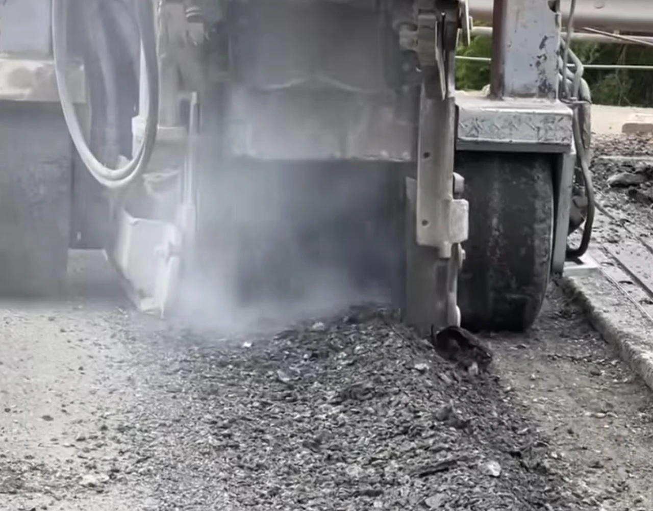 Просадку асфальта выявили во время ремонта путепровода в Уральске